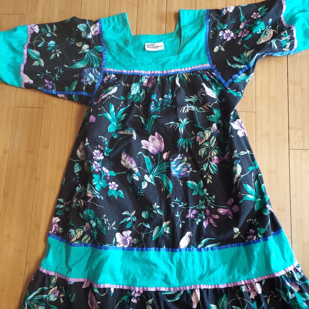 Krist Gudnason turquois purple floral fantasy dres